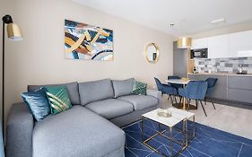 Navy Angel Apartment With Balcony